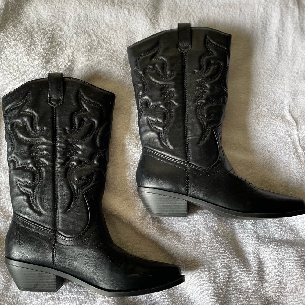 Black cowgirl boots